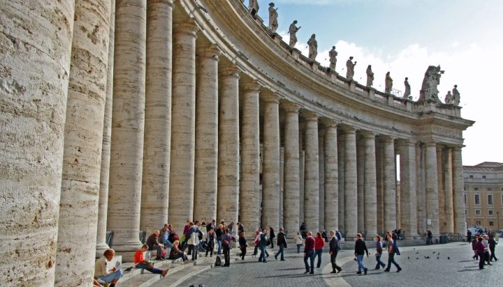 Hàng cột của Quảng trường Thánh Peter đánh dấu biên giới giữa Ý và Thành phố Vatican.