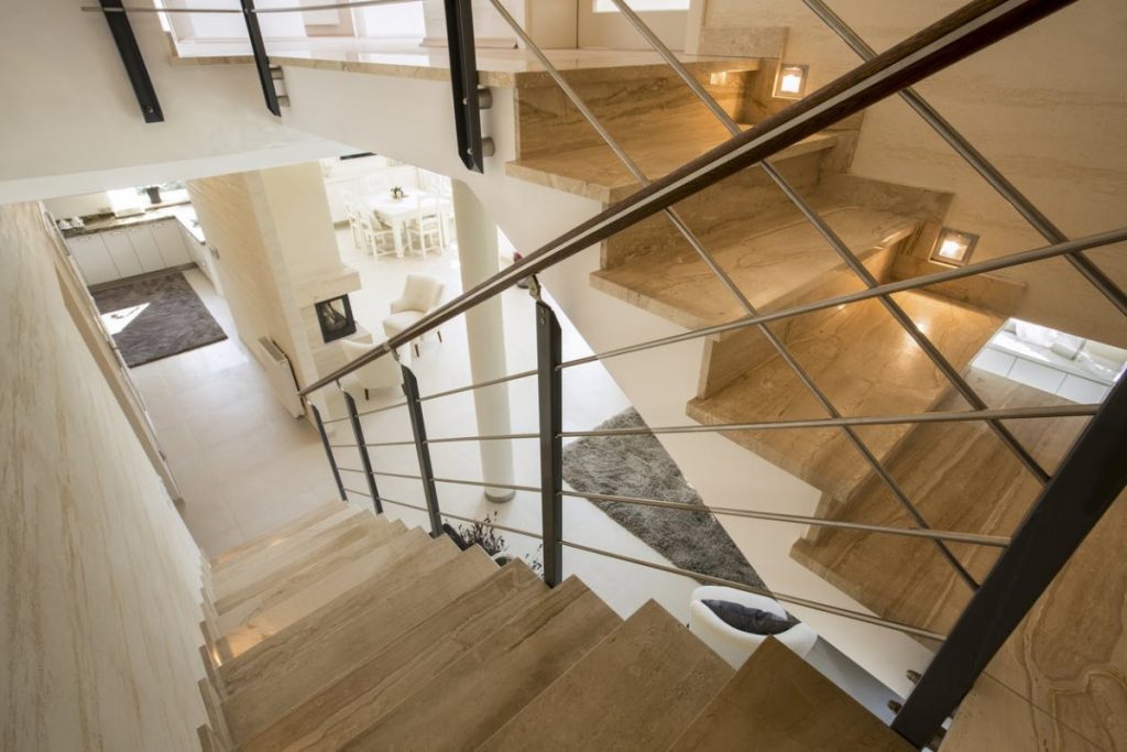 Đá marble vân gỗ ý cho hạng mục cầu thang