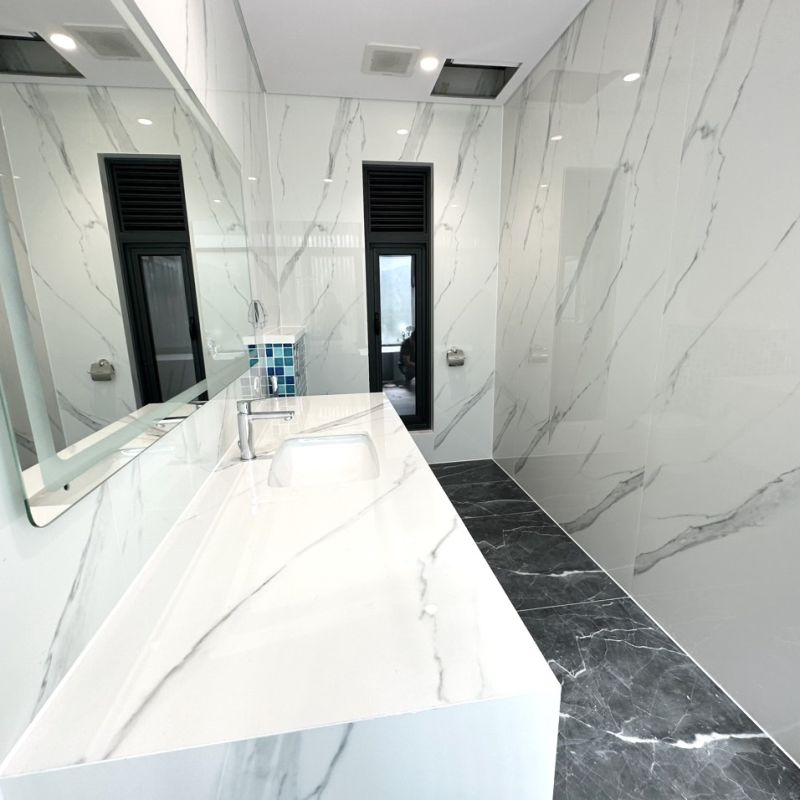 Đá nung kết Statuario Pearl ốp phòng vệ sinh