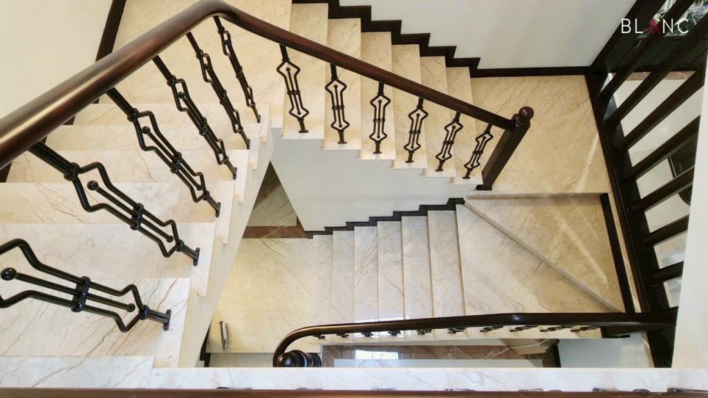 đá marble rosalight ốp cầu thang